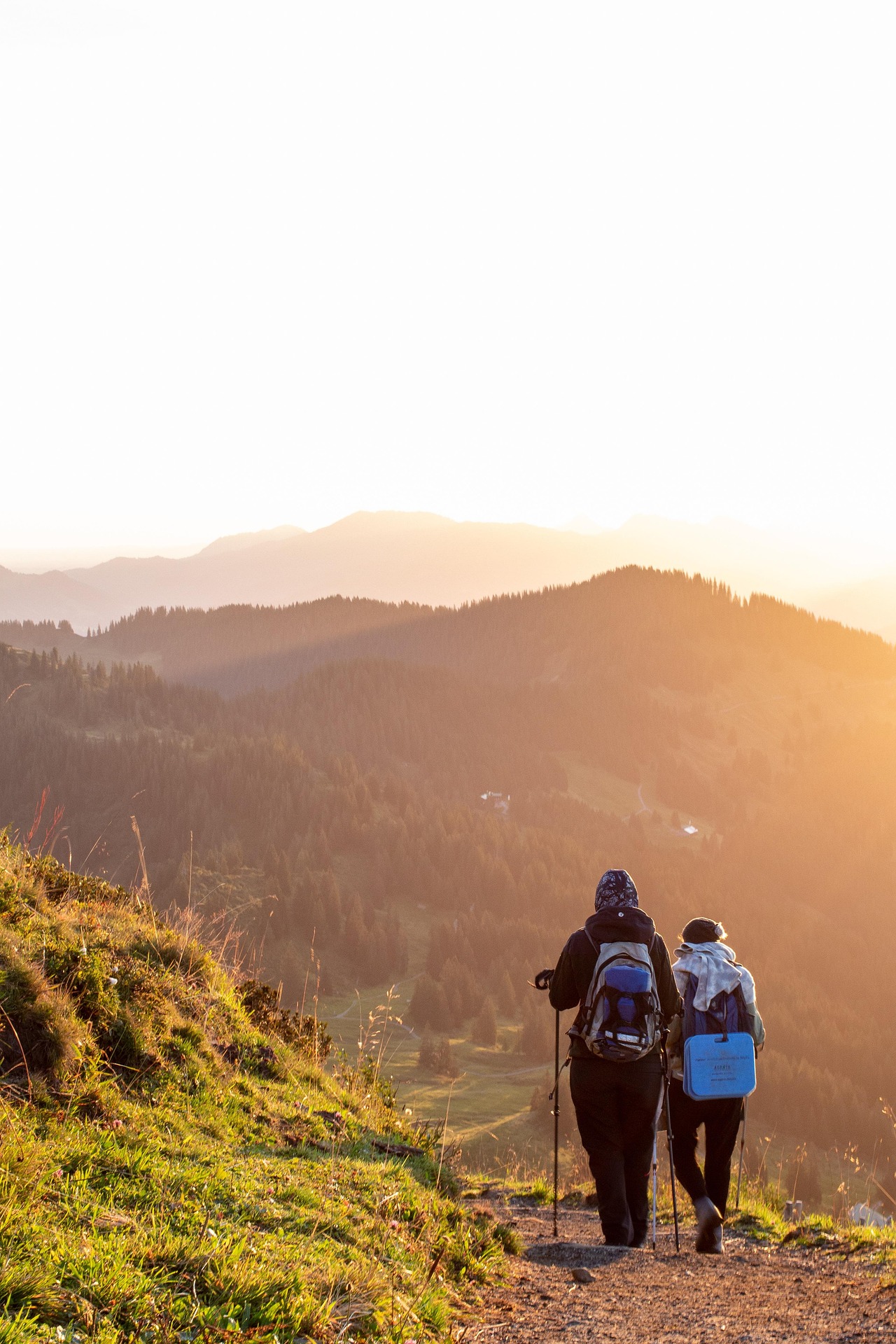 La résidence active en andorre - Montagne et paysage d'un couple faisant de la randonnée en andorre
